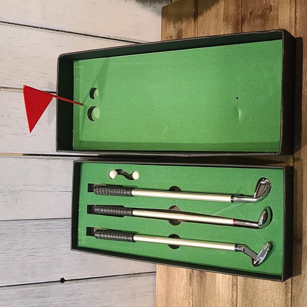 DESKTOP GOLF pen set with clubs balls putting green NIB NWT - Picture 5 of 10